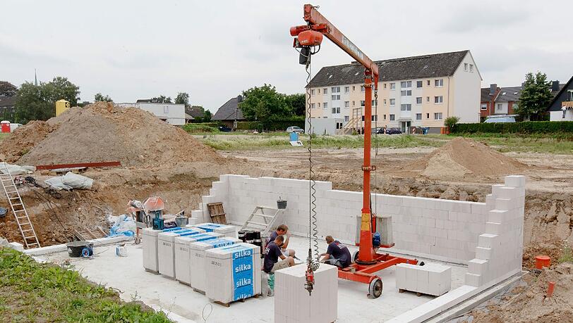 Der Traum von den eigenen vier Wänden ist teuer. Daher werden Immobilien in der Regel über Kredite finanziert. Der Traum von den eigenen vier Wänden ist teuer. Daher werden Immobilien in der Regel über Kredite finanziert.