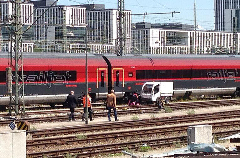 In solchen weißen Fahrzeugen werden die Müllsäcke aus den Zügen abtransportiert. Die Spurensicherung durchsucht den Müll jetzt nach Hinweisen.