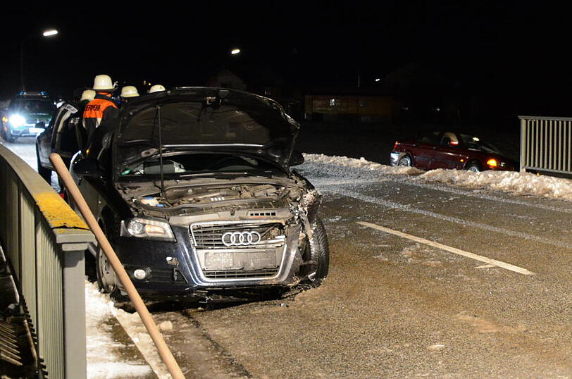 Der Fahrer eines Audis krachte in einen querstehenden BMW. Der wurde in einen angrenzenden Straßengraben geschleudert.