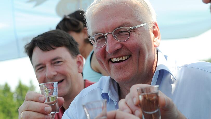 "Rituale, nicht enden wollende Abendessen, in Russland auch mit Wodka" - das gehört laut Frank-Walter Steinmeier nicht mehr zum Alltag eines Außenministers. "Rituale, nicht enden wollende Abendessen, in Russland auch mit Wodka" - das gehört laut Frank-Walter Steinmeier nicht mehr zum Alltag eines Außenministers.