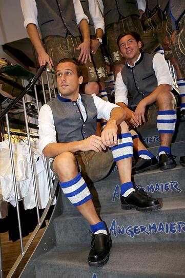 Neues Oktoberfest-Outfit: Die Mannschaft des TSV 1860 bei der Wiesn-Einkleidung beim Trachten-Angermaier.