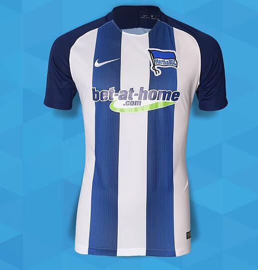 Beim Hauptstadtklub Hertha BSC ist das Heim-Jersey klassisch weiß und blau gestreift.