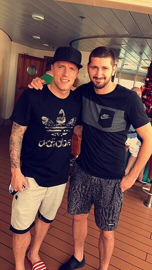 Sascha Mölders und Daniel Adlung gingen zusammen auf eine Kreuzfahrt. "Gruß von Aida Stella aus Dubai", schrieb Mölders nebst seinem geposteten Foto und einem Video, das den Torjäger beim Training auf dem Laufband zeigt.
