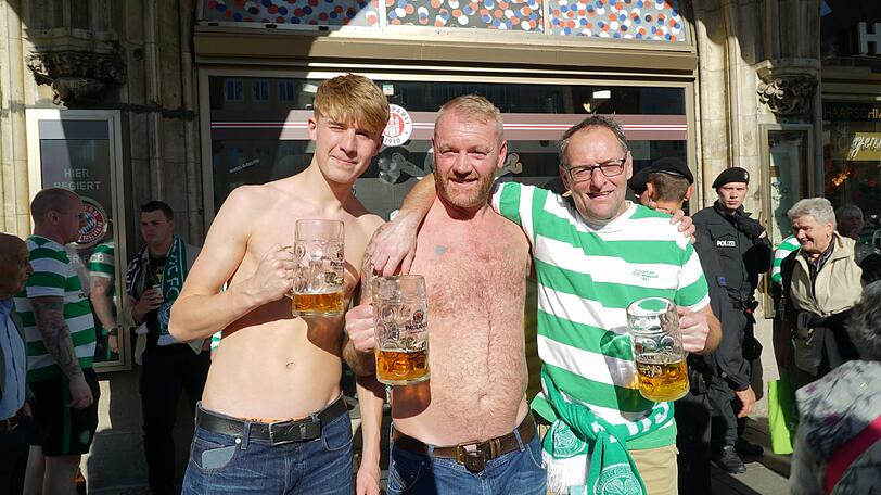 Auf dem Marienplatz feiern bereits die Celtic-Fans.