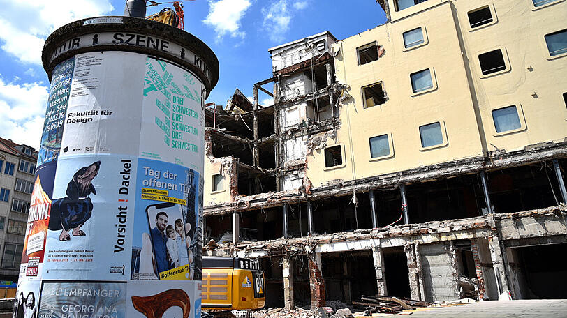 Der Königshof am Stachus wird abgerissen - er weicht einem durchaus futuristisch anmutenden Neubau.