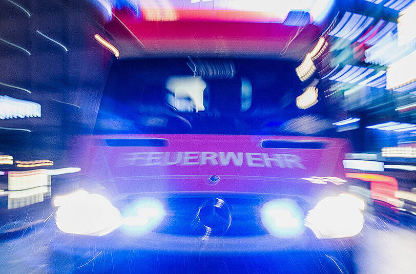 Die Bewohner der Unterkunft konnten sich in einem Versorgungszelt vor dem Haus in Sicherheit bringen. (Symbolbild)