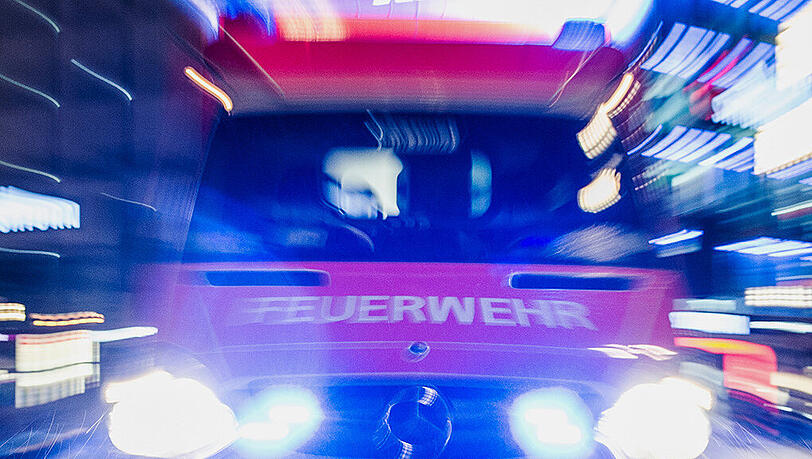 Die Bewohner der Unterkunft konnten sich in einem Versorgungszelt vor dem Haus in Sicherheit bringen. (Symbolbild) Die Bewohner der Unterkunft konnten sich in einem Versorgungszelt vor dem Haus in Sicherheit bringen. (Symbolbild)