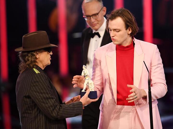 Jan Bülow (r), Schauspieler, bekommt von Udo Lindenberg (l) eine Auszeichnung überreicht. Foto: Tobias Hase/dpa