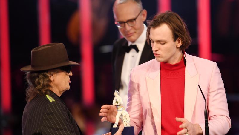 Jan Bülow (r), Schauspieler, bekommt von Udo Lindenberg (l) eine Auszeichnung überreicht. Foto: Tobias Hase/dpa Jan Bülow (r), Schauspieler, bekommt von Udo Lindenberg (l) eine Auszeichnung überreicht. Foto: Tobias Hase/dpa