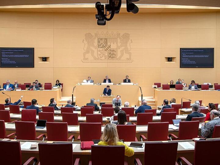Blick ins Plenum bei der 21. Sitzung des bayerischen Landtags. Foto: Sina Schuldt