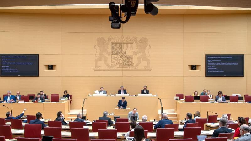 Blick ins Plenum bei der 21. Sitzung des bayerischen Landtags. Foto: Sina Schuldt Blick ins Plenum bei der 21. Sitzung des bayerischen Landtags. Foto: Sina Schuldt