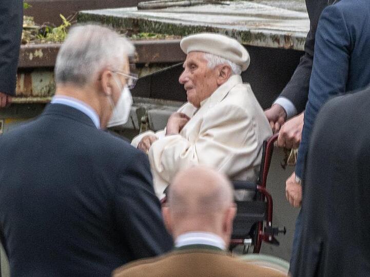 Der emeritierte Papst Benedikt XVI. besucht das Grab seiner Eltern und Schwester bei Regensburg. Foto: Armin Weigel/dpa