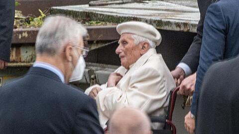 Der emeritierte Papst Benedikt XVI. besucht das Grab seiner Eltern und Schwester bei Regensburg. Foto: Armin Weigel/dpa
