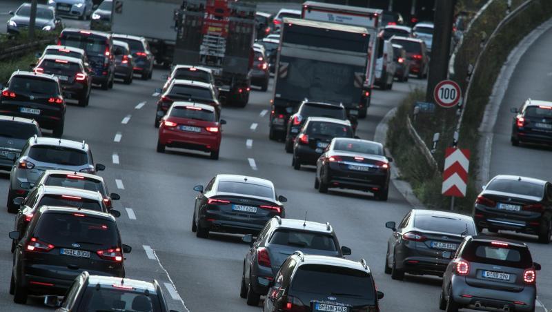 Das Auto bleibt laut einer Studie als Verkehrsträger weiter mit großem Abstand dominant. Das Auto bleibt laut einer Studie als Verkehrsträger weiter mit großem Abstand dominant.