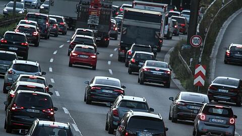 Das Auto bleibt laut einer Studie als Verkehrsträger weiter mit großem Abstand dominant.