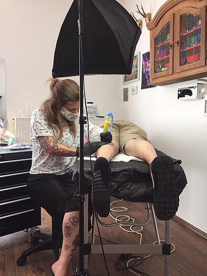Maike Uschi von "Dreieck Tattoo Cooperation" aus Sendling: "Seit Beginn der Pandemie ist unser Studio schon über sechs Monate geschlossen. Man schwankt zwischen Frust und Verzweiflung. Die Situation ist unglaublich belastend. Finanziell und mental. Wir sind das einzige Bundesland ohne Öffnungsperspektive. Wieso die Abgrenzung zu anderen körpernahen Dienstleistungen stattfindet, ist für uns nicht nachvollziehbar. Wir arbeiten schon immer auf einem sehr hohen hygienischen Niveau. Auch die Kontaktverfolgung ist bei uns im Studio kein Problem , da wir maximal ein bis zwei Kunden pro Tag bedienen. Die versprochenen Hilfen kommen nur sehr langsam an und reichen bei Weitem nicht aus, um alle laufenden Kosten eines Studios zu decken."