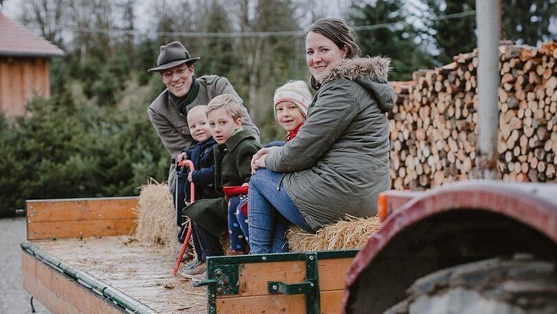 In Unterweikertshofen kommt der Traktor, um den abgesägten Baum zu holen.