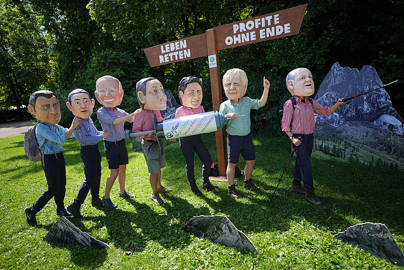Aktivisten der Organisation Oxfam tragen Masken der G7-Spitzenpolitiker.