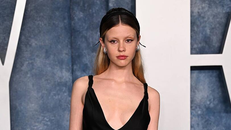 Mia Goth muss sich mit einer Klage hinsichtlich Körperverletzung auseinandersetzen.
