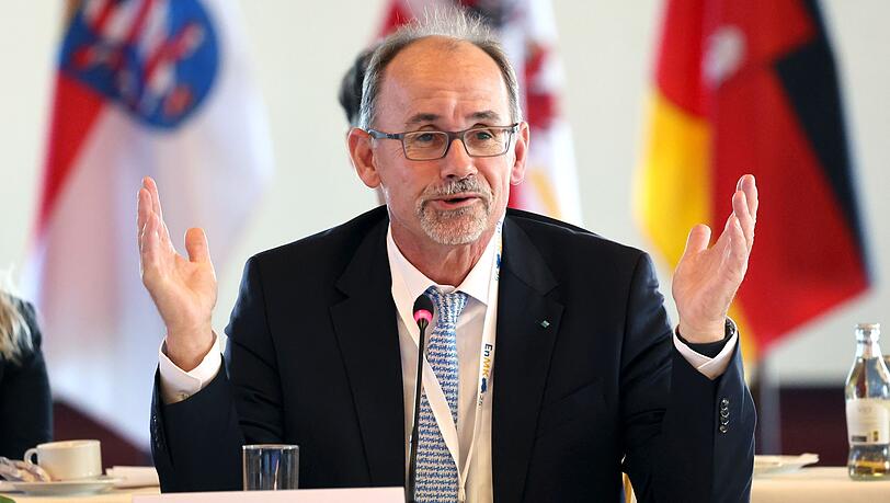 Nach Ansicht von Wolfgang Blank (parteilos), Wirtschaftsminister Mecklenburg-Vorpommerns, kann die Akzeptanz für die Energiewende erhöht werden, wenn die Bevölkerung den Nutzen auch direkt spürt.
