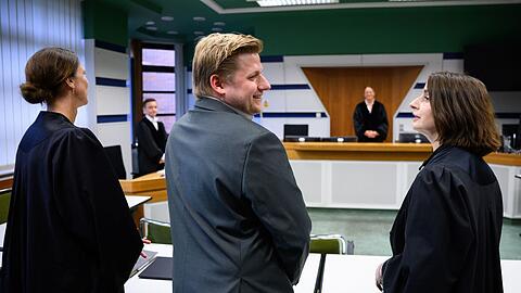 Vor dem Amtsgericht: El Hotzo und seine Anwältinnen