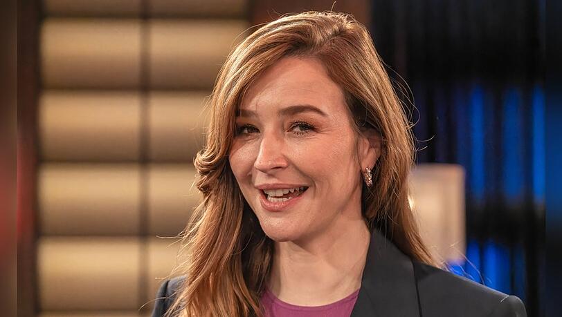 Katrin Bauerfeind übernimmt die Moderation des Jahresrückblicks "Der Comedygipfel - Das Jahr 2025" auf ProSieben.