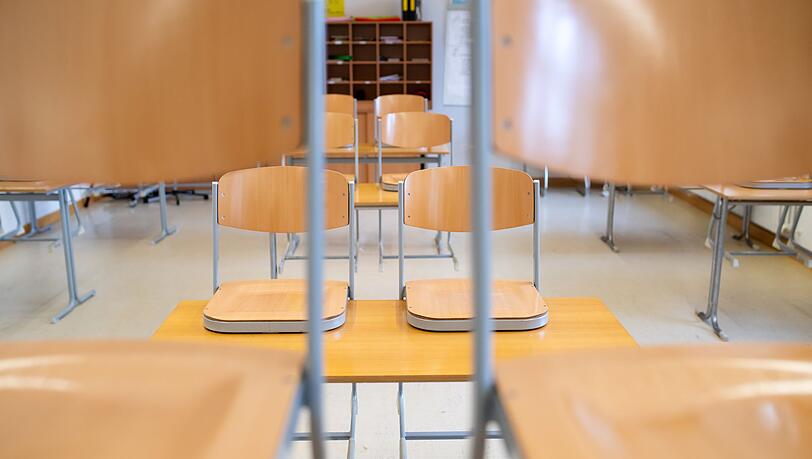 Die Stühle bleiben oben, das Klassenzimmer ist leer: Am Buß- und Bettag müssen Bayerns Schüler nicht zum Unterricht. (Symbolbild) Die Stühle bleiben oben, das Klassenzimmer ist leer: Am Buß- und Bettag müssen Bayerns Schüler nicht zum Unterricht. (Symbolbild)