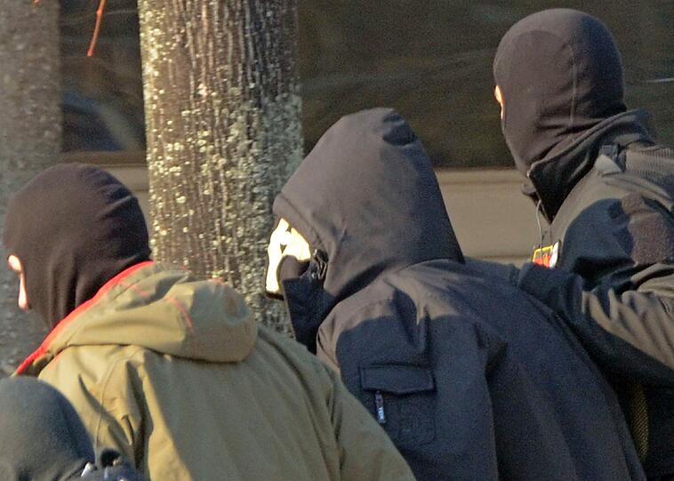 Hier wird Carsten S. zu einem Haftprüfungstermin beim Bundesgerichtshof in Karlsruhe gebracht.