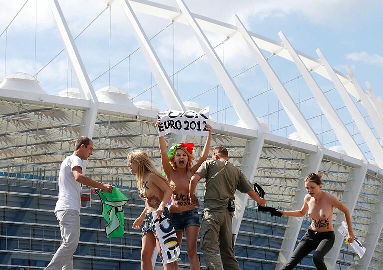 Die Proteste der der radikalen Frauenrechtsgruppe Femen werden immer bizarrer. Hitlergruß. Dildos, Prügeleien: Die Aktivistinnen schrecken vor fast nichts zurück.