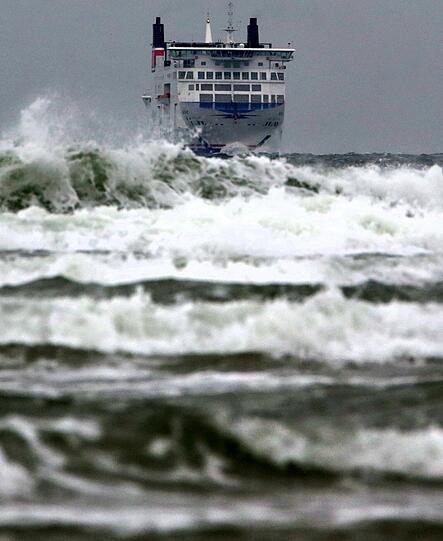 Auf der Ostsee vor Rostock-Warnemünde nimmt eine Scandinavien-Fähre aus Trelleborg (Schweden) kommend Kurs auf die Hafeneinfahrt. Xaver sorgt für ordentlich Wellengang.