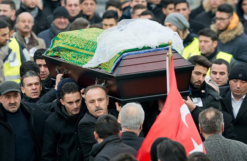 Trauerfeier und Beerdigung für Tugce: Hunderte Menschen nehmen Abschied.