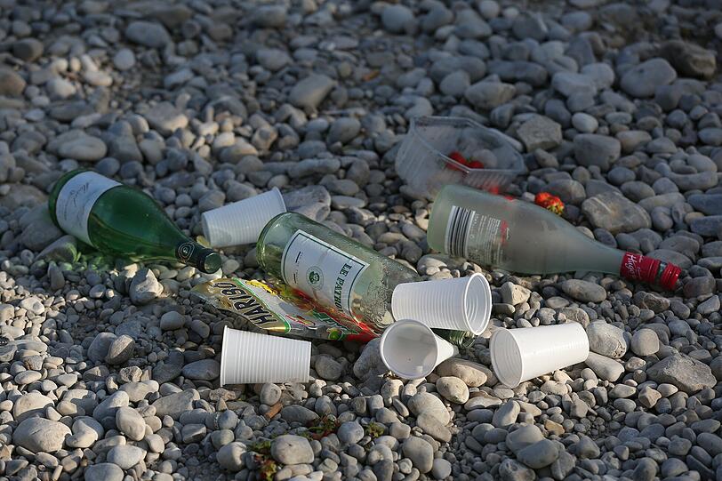 Übliche Bilder, die man im Sommer an der Isar oder in Münchner Parks sieht: Der Müll wird nach einem Grillabend einfach liegen gelassen. Eine Gefahr für Mensch, Tier und Natur.