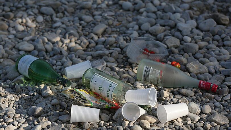 Übliche Bilder, die man im Sommer an der Isar oder in Münchner Parks sieht: Der Müll wird nach einem Grillabend einfach liegen gelassen. Eine Gefahr für Mensch, Tier und Natur. Übliche Bilder, die man im Sommer an der Isar oder in Münchner Parks sieht: Der Müll wird nach einem Grillabend einfach liegen gelassen. Eine Gefahr für Mensch, Tier und Natur.