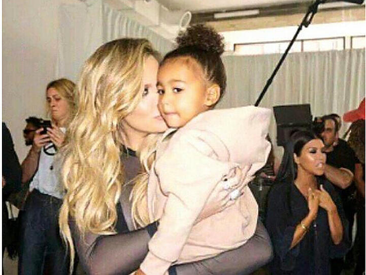 North West mit ihrer Tante Khloe Kardashian