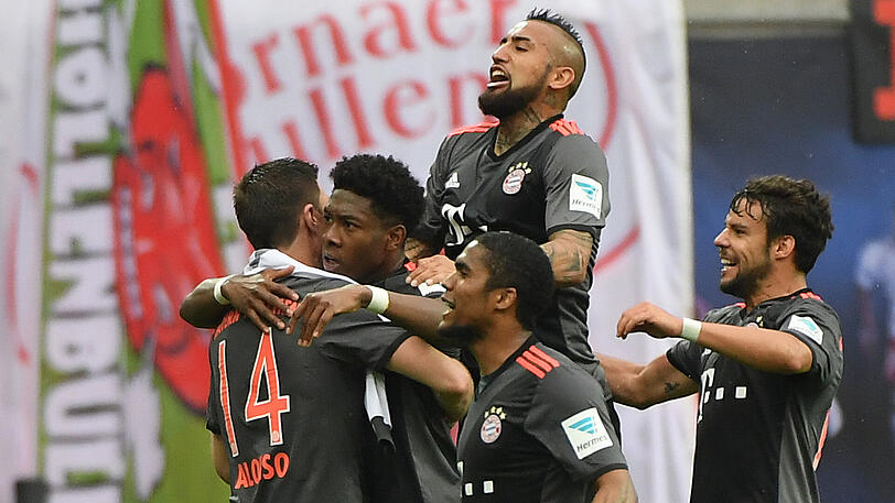 Am Ende waren sie obenauf: die Bayern jubeln über das zwischenzeitliche 4:4 von David Alaba im Spiel gegen RB Leipzig.