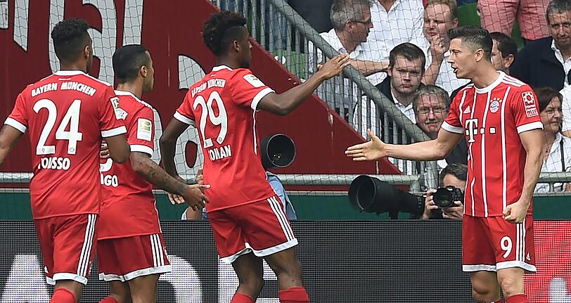 Der Matchwinner und seine Gratulanten: Robert Lewandowski nach seinem ersten Geniestreich