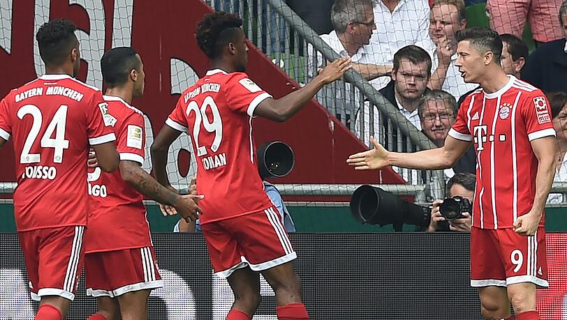 Der Matchwinner und seine Gratulanten: Robert Lewandowski nach seinem ersten Geniestreich Der Matchwinner und seine Gratulanten: Robert Lewandowski nach seinem ersten Geniestreich
