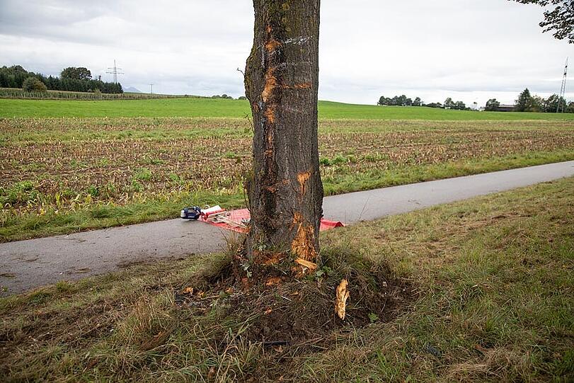 Das Auto krachte mit der Beifahrerseite gegen einen Baum und wurde auf den Radweg zurückgeschleudert.