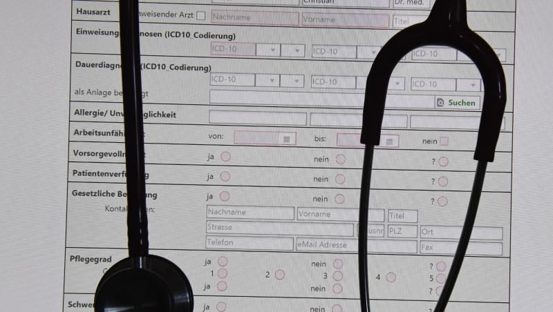 Ein Stethoskop vor einem Bildschirm mit einer digitalen Patientenakte. Ein Stethoskop vor einem Bildschirm mit einer digitalen Patientenakte.