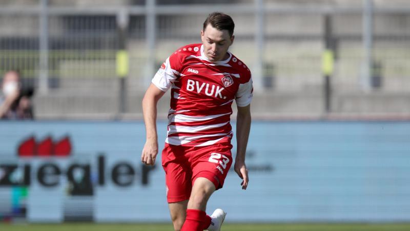 Der Würzburger Florian Flecker spielt den Ball.