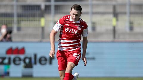 Der Würzburger Florian Flecker spielt den Ball.