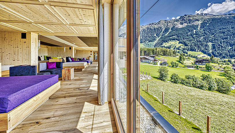 Das Hotel Gassenhof liegt 1.300 Meter hoch mit Blick ins Tal. Das Hotel Gassenhof liegt 1.300 Meter hoch mit Blick ins Tal.