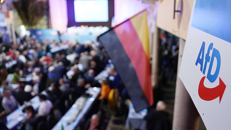 Eine Logo der AfD hängt im Hippodrom, dort hält die AfD Bayern ihren zweitägigen Landesparteitag ab.
