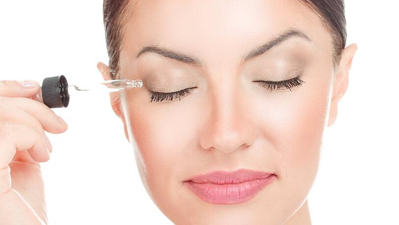 Einige Hausmittel können die Wimpern langfristig stärken.