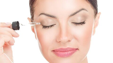 Einige Hausmittel können die Wimpern langfristig stärken.