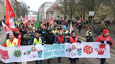 Mit Protesten begleiteten Besch&auml;ftigte die Verhandlungen in Potsdam.