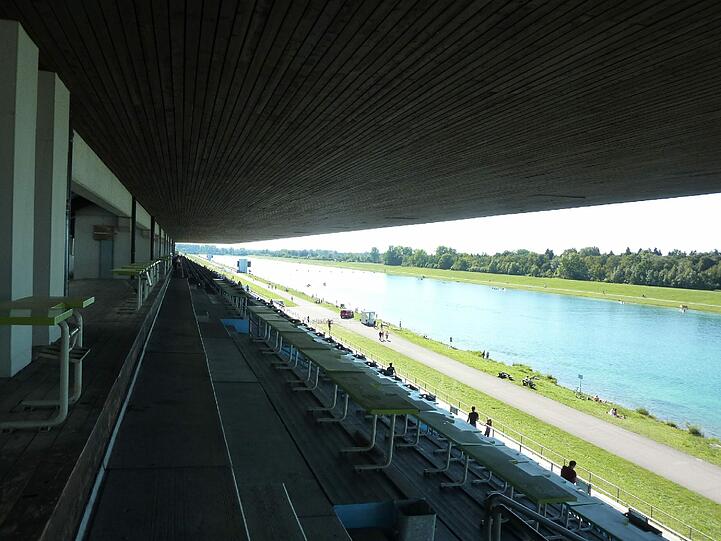Blick von der Tribüne in Richtung auf den zwei Kilometer entfernten Start.