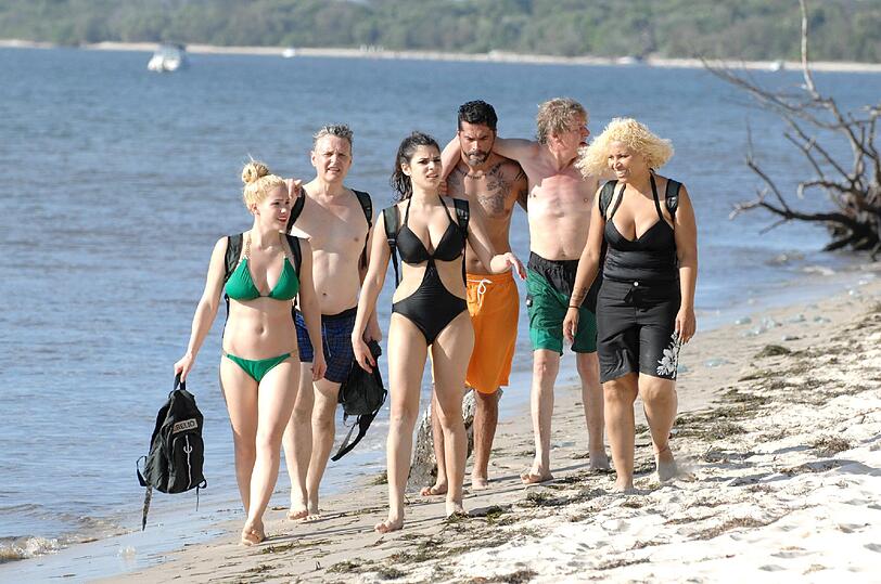 Angelina Heger Bachelor-Kandidatin, Rolfe Scheider, Ex-Juror, Tanja Tischewitsch, DSDS-Sternchen, Aurelio Savina, Model, Walter Freiwald, Moderator, Patricia Blanco bei ihrer Ankunft am Strand.