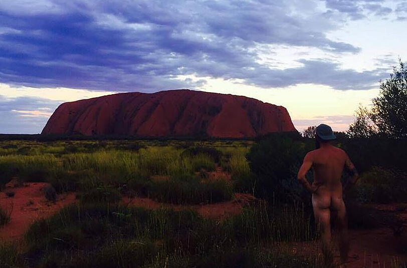 Blank vorm Ayers Rock in Australien: Die Kappe behielt der Nackt-Tourist aber auf.