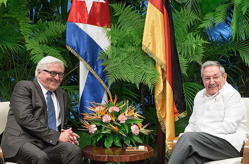 Bundesaußenminister Frank-Walter Steinmeier wird im Staatsratsgebäude in Havanna von Staatspräsident Raúl Castro (l) begrüßt.
